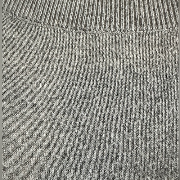 Banana Republic Gray Sweater 3/4 sleeve,with Button Detail on shoulders Sz M - Picture 3 of 10